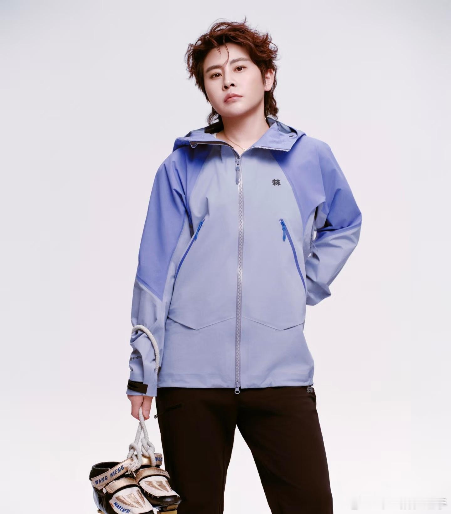 王濛王昱珩比赛割水稻王濛王昱珩比赛割水稻，两人沉浸式田间劳作，画面好和谐，转眼间