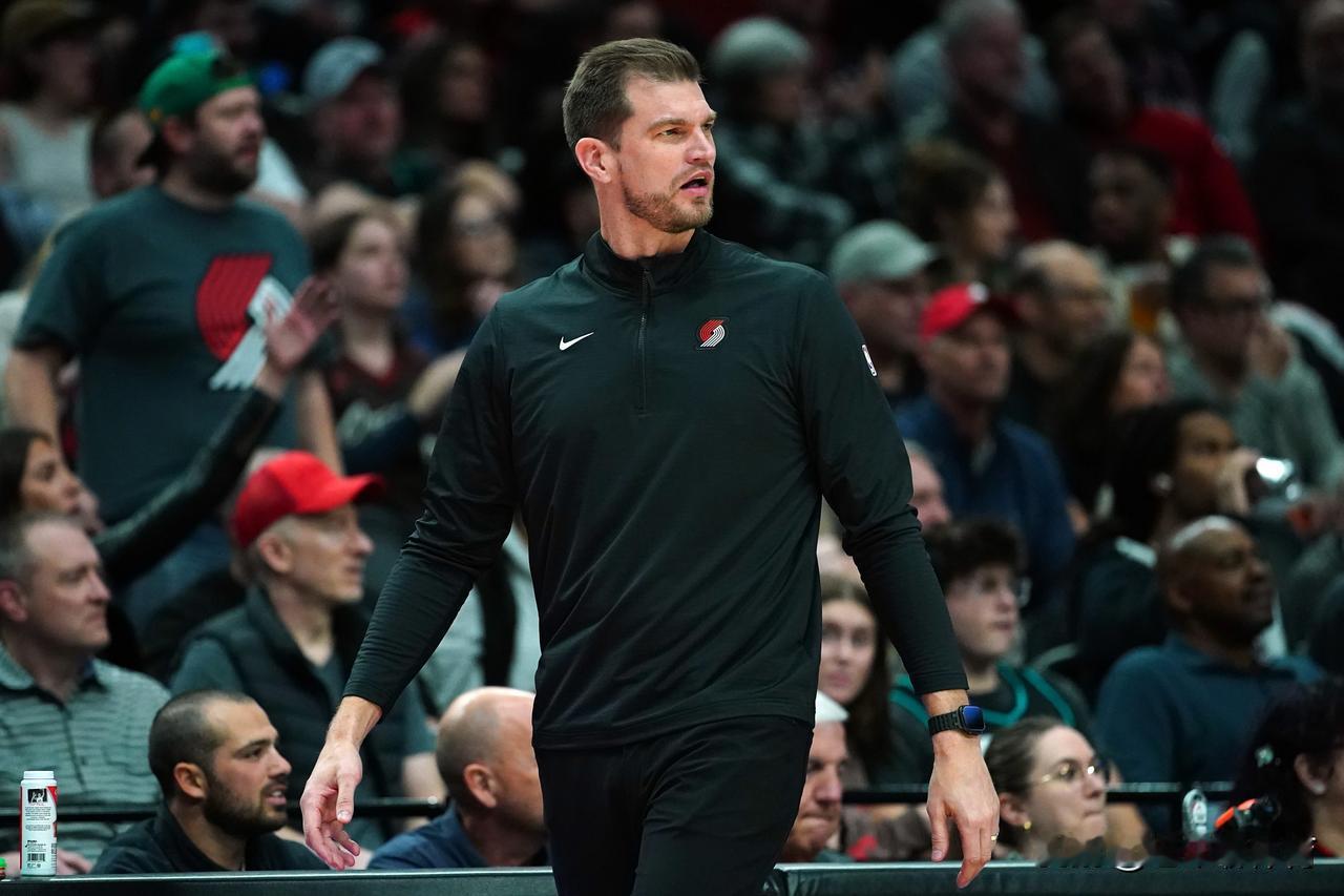 不是斯普利特行，也不是斯普利特不行。而是没了霍乐迪，开拓者就不行！
揭幕战输球后