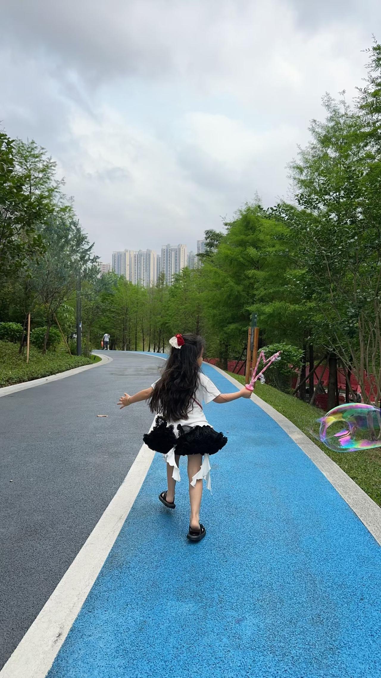 不得不说，读书少的人真敢生小孩。很多人总是顾虑重重，不敢生小孩，怕养不起，怕孩子