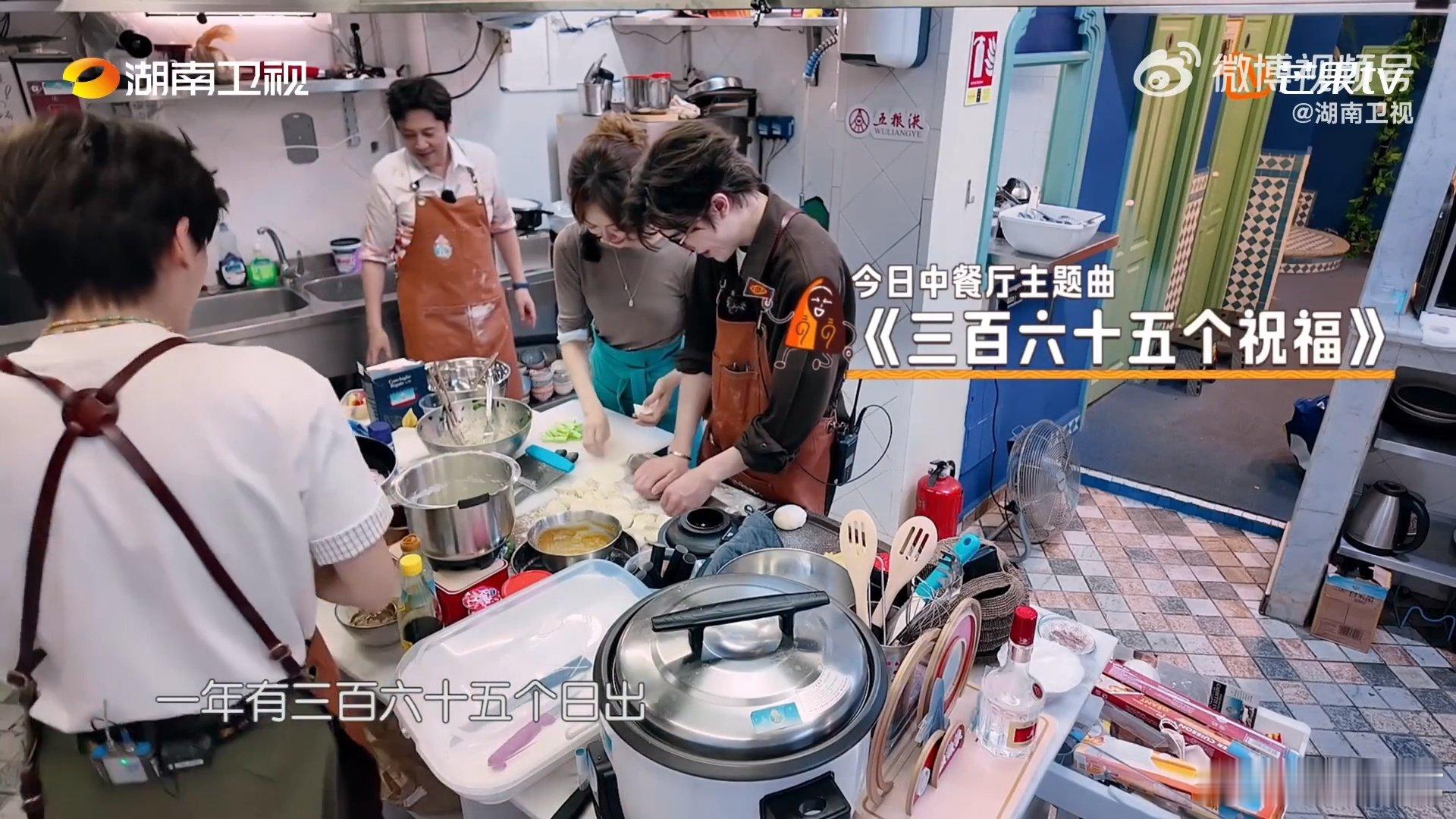 蔡国庆让中餐厅直通春晚蔡国庆是中餐厅的一哥中餐厅 蔡国庆老师一回来，中餐厅瞬间“