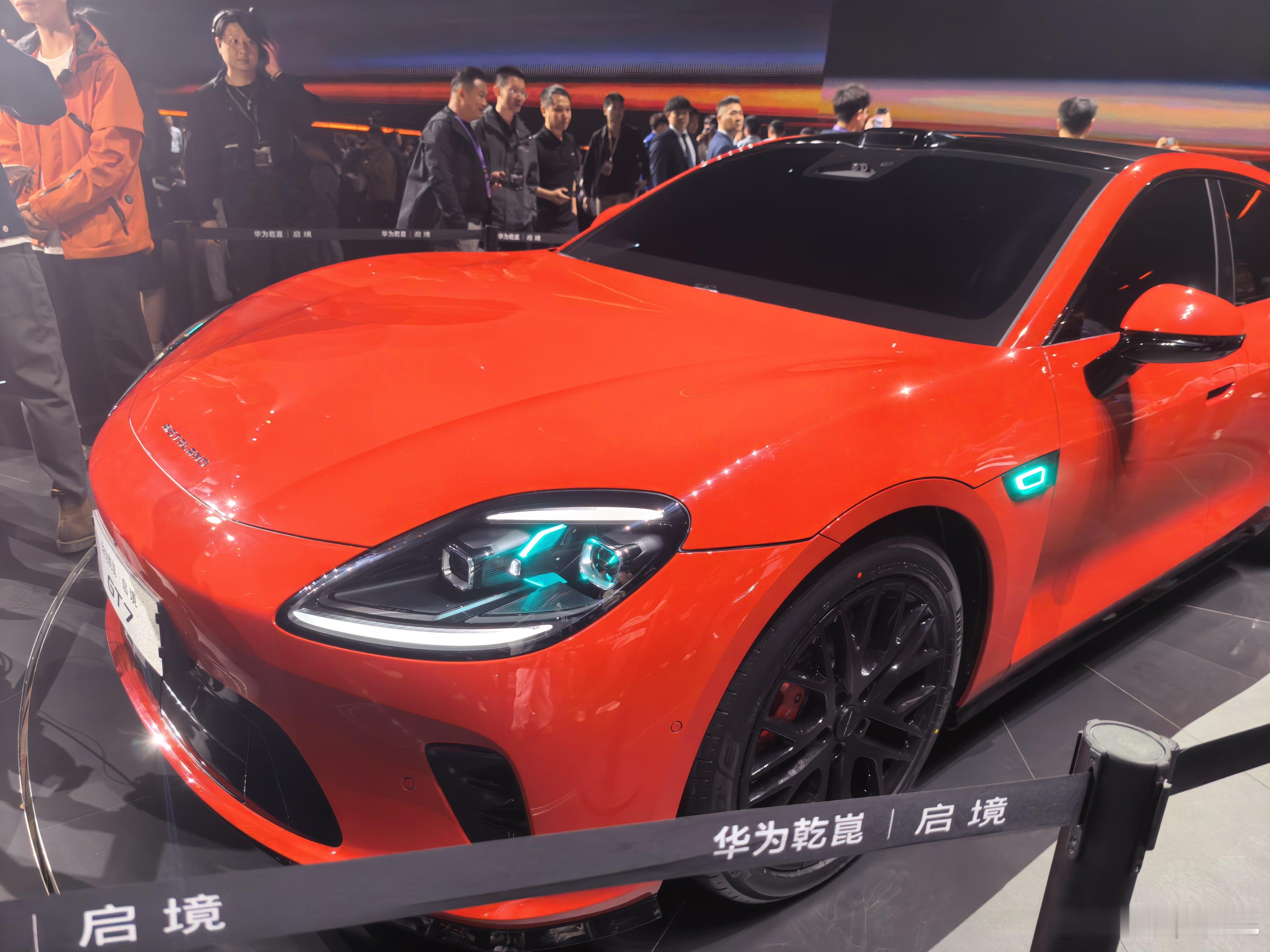 启境GT7这小蓝灯真阔以。新时代的智能汽车“蓝起来”。 启境汽车英文名aista