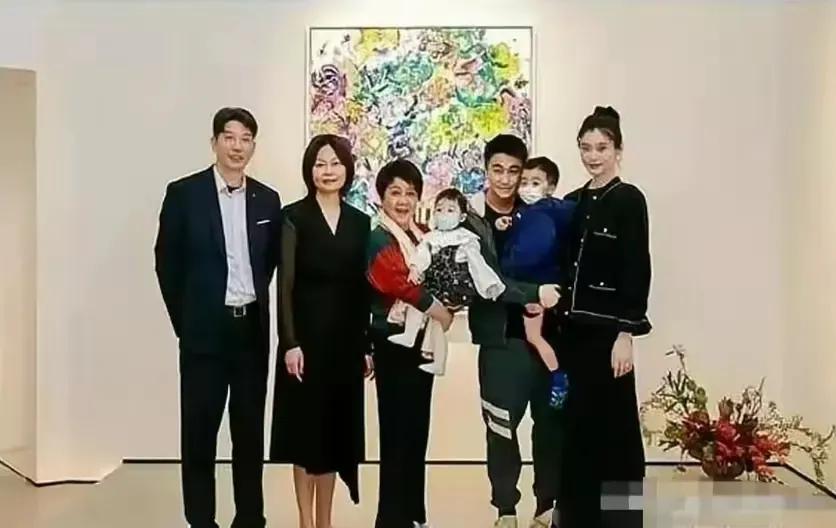 1989年，67岁的何鸿燊向29岁的梁安琪求婚：“你愿意当我的四姨太吗？然而，梁