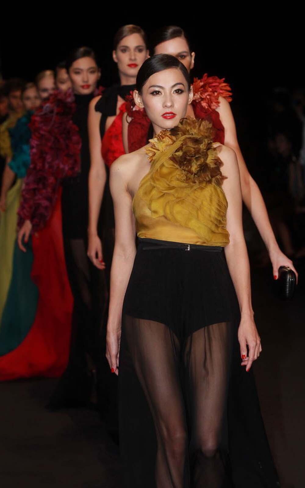 15年前张柏芝唯一的一次T台走秀，美成经典 