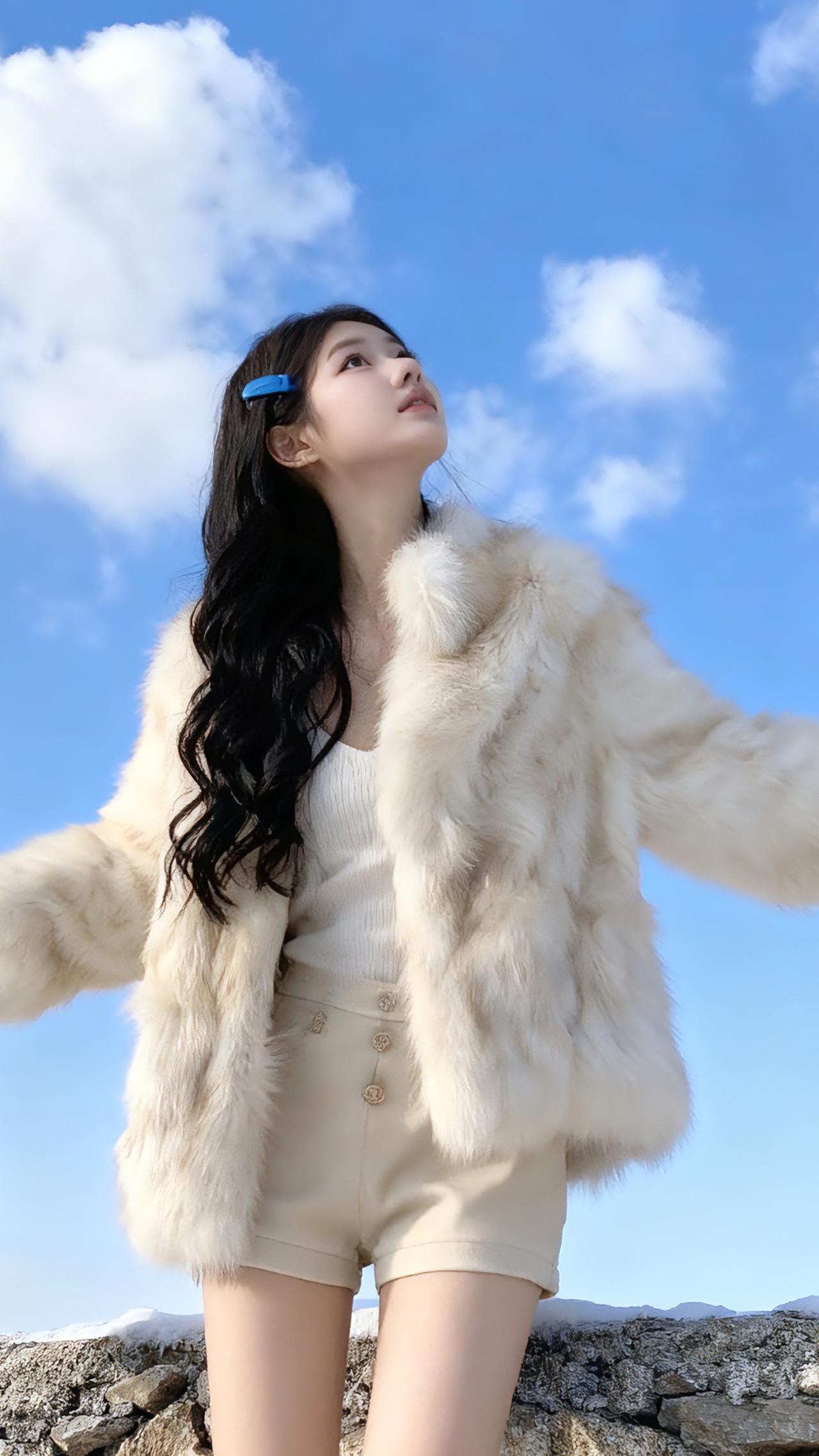 奶白色皮草yyds！版型宽松不挑身材，冬日氛围感穿搭就靠它穿搭穿搭技巧