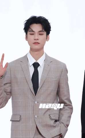 龚俊做造型老自一套老己一套 谁能拒绝龚俊的百变造型啊，格子西服利落干练，黑色皮夹