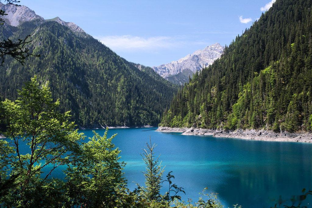 情感社区 【美丽家乡 四川九寨沟——夏景如绘 人在画中】       夏日的四川