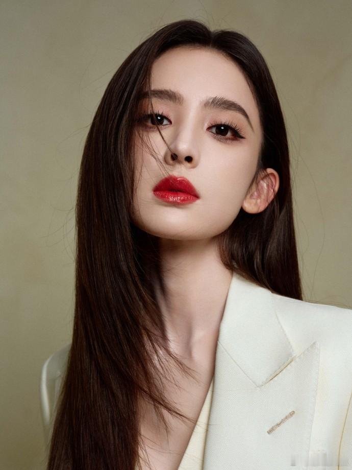 #娜扎OL风##娜扎深V西装套装# 娜扎的深V西装套装塑造的OL风，体现出她的精