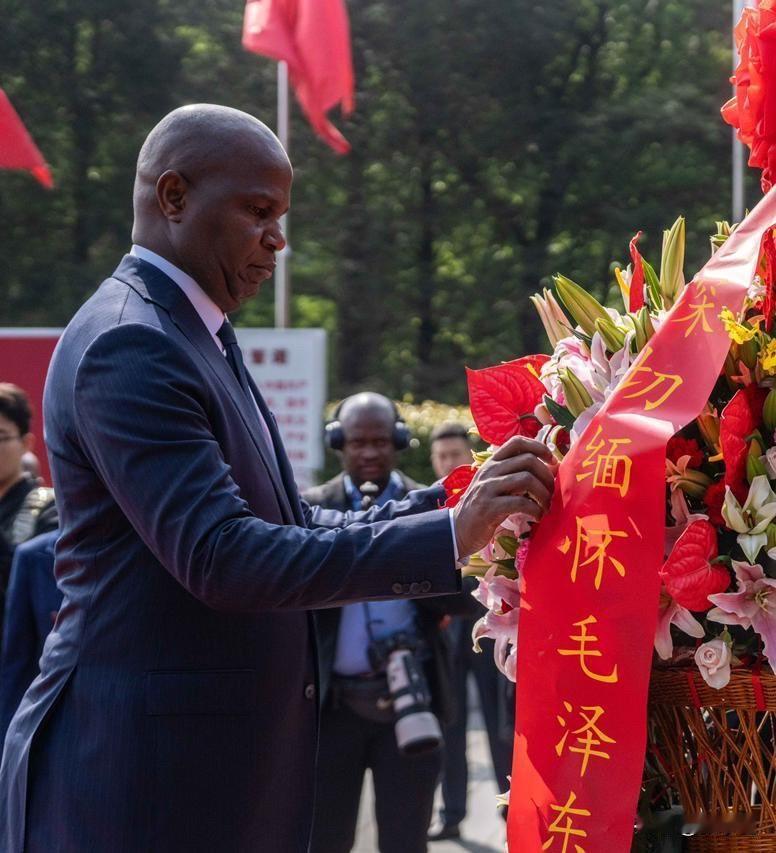 正在中国访问的莫桑比克共和国总统丹尼尔·查波日前发文说：“以史为鉴，同心向未来。