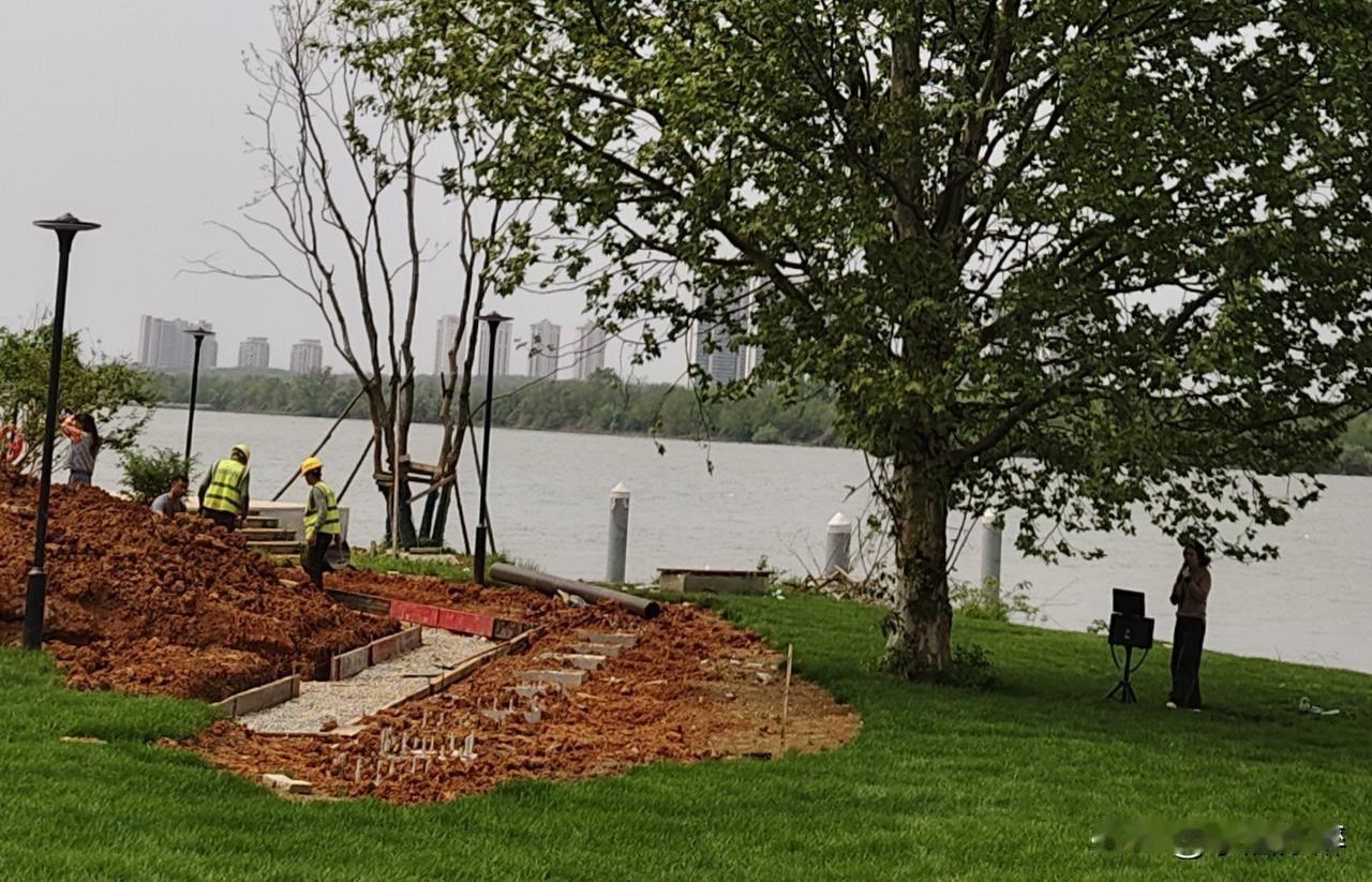 民工与网红同框时，大家第一时间想到的是什么？
每个人活法不一样。

碧波荡漾的湖