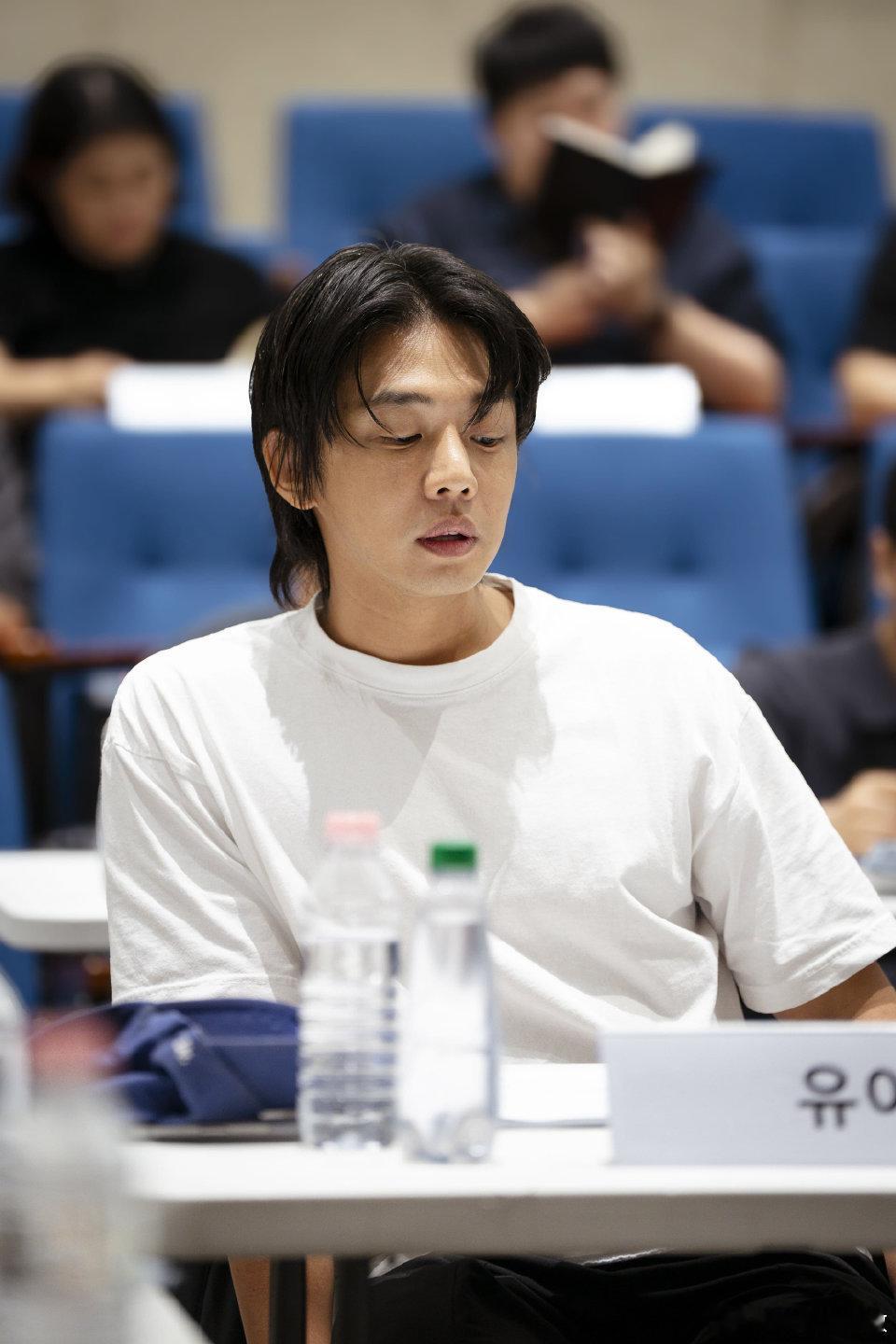 刘亚仁官宣加盟张宰贤导演超自然悬疑新作《吸血鬼》，8月就开机了。《破墓》《娑婆诃