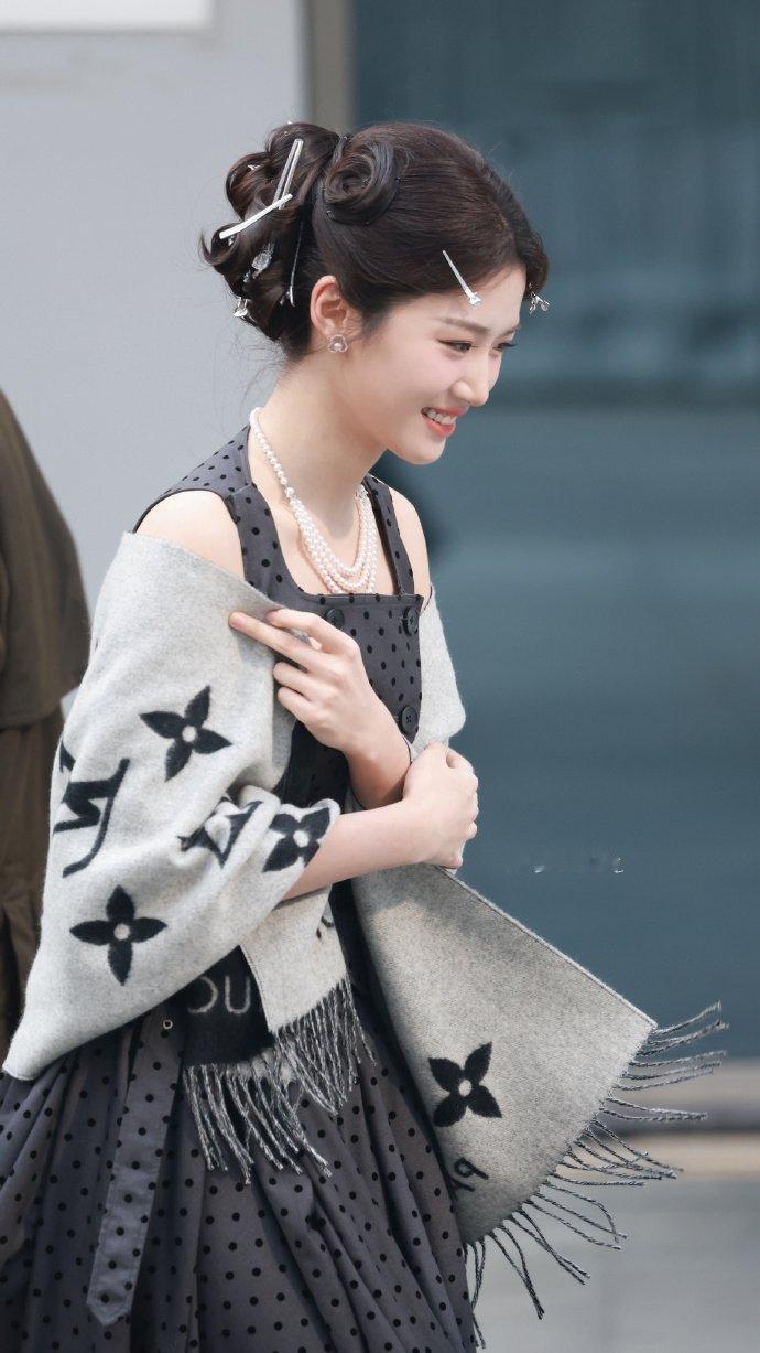 卢昱晓陈星旭录制hi6你好星期六 陈星旭深V造型尽显绅士风度，卢昱晓千金风美得精