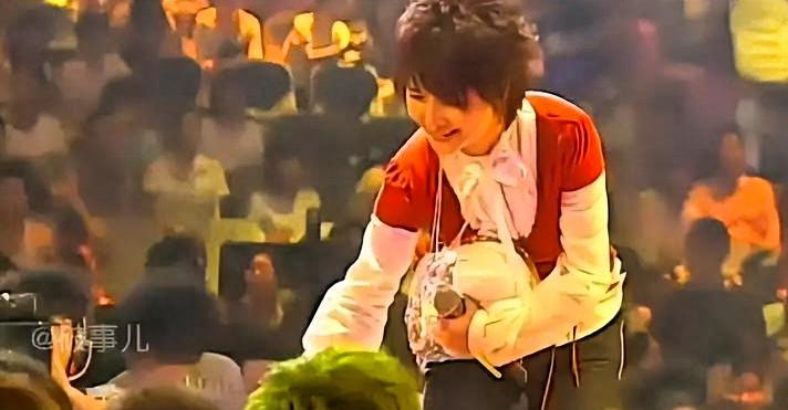 2006年超女5进4，厉娜一票之差被淘汰。她在台上跪了。粉丝在广电后门也跪了，求