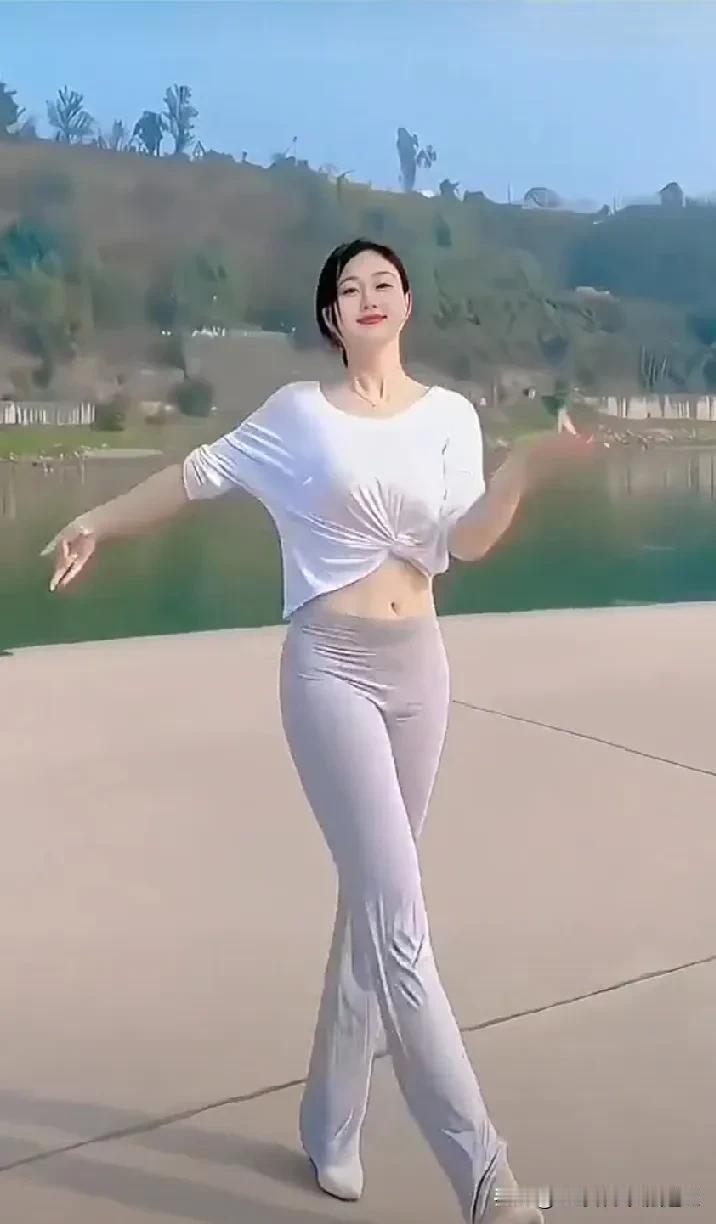 跟她比起来，明星真的不算什么，这是真的美啊。