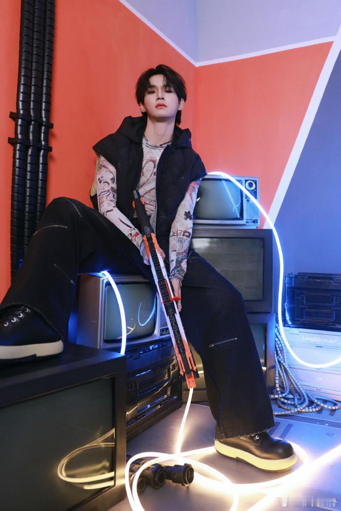 姚琛重庆线下粉丝见面会  姚琛草裙舞扭的真好 姚琛重庆见面会的草裙舞亮相，像一束