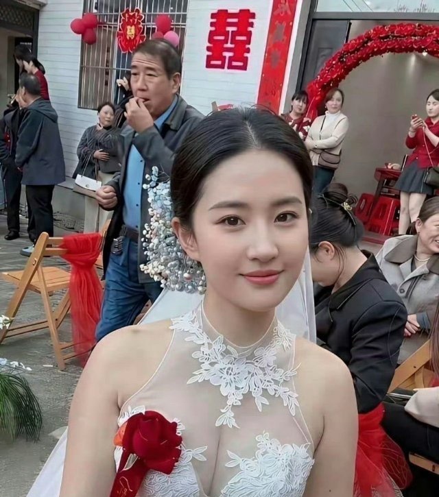 新娘长得好像刘亦菲啊，就连头上戴的头饰都跟刘亦菲的差不多 