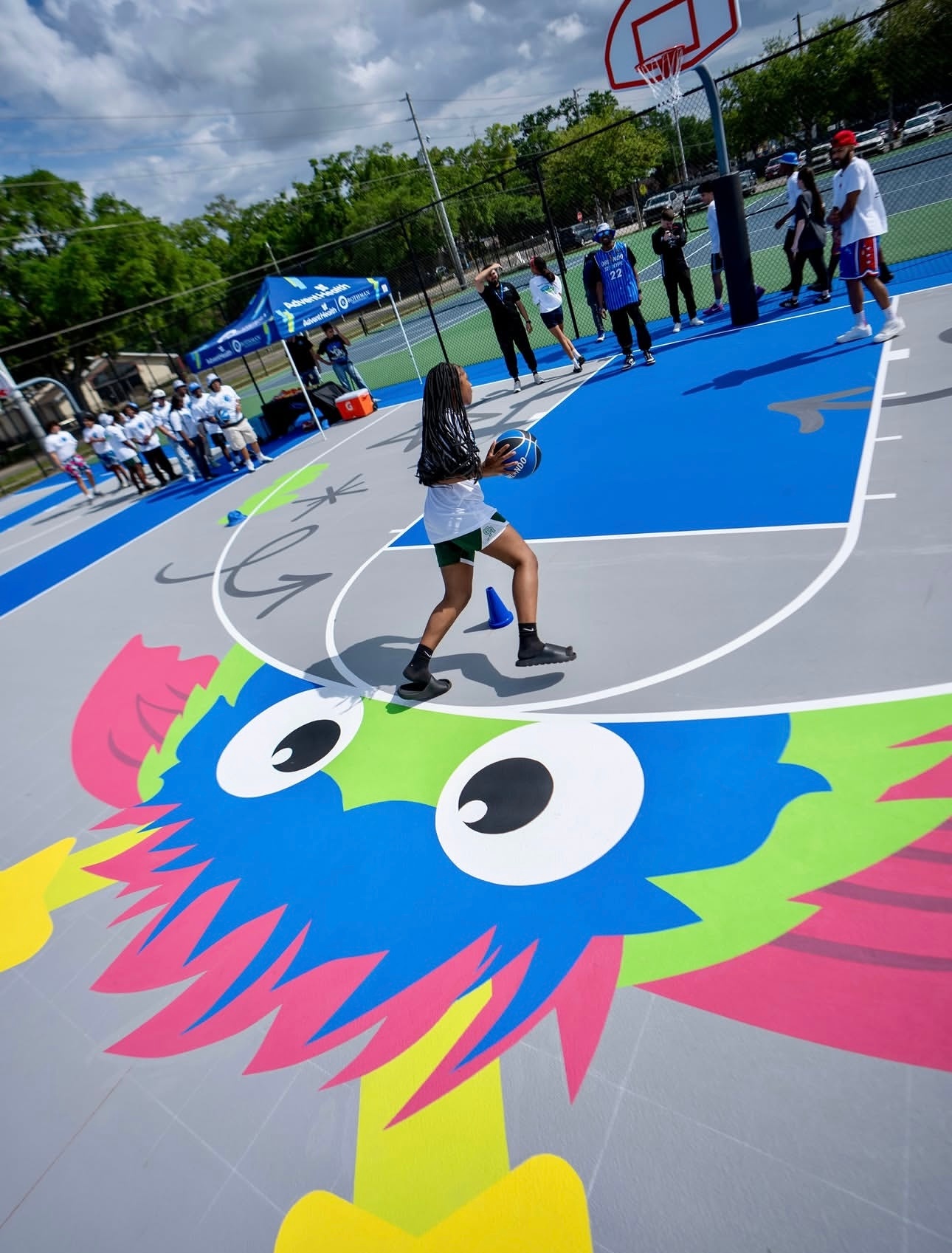 篮天下世界上的美丽球场 近日，奥兰多魔术队翻新社区户外球场，以积极的生活方式，将