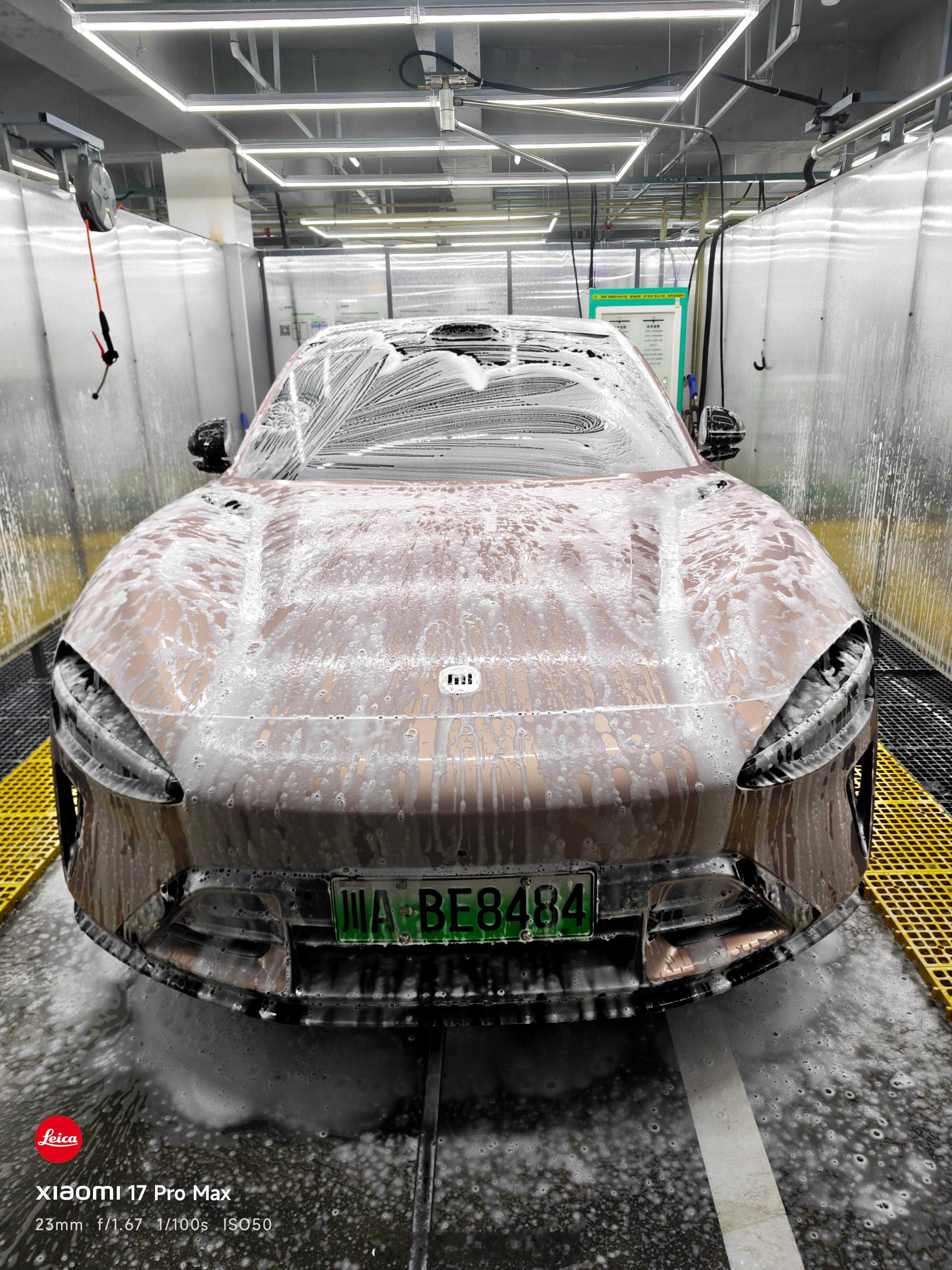 纯自己手搓两小时洗车，搞完了泡沫洗完以后又做了玻璃除油膜，车漆镀膜，塑料件养护，