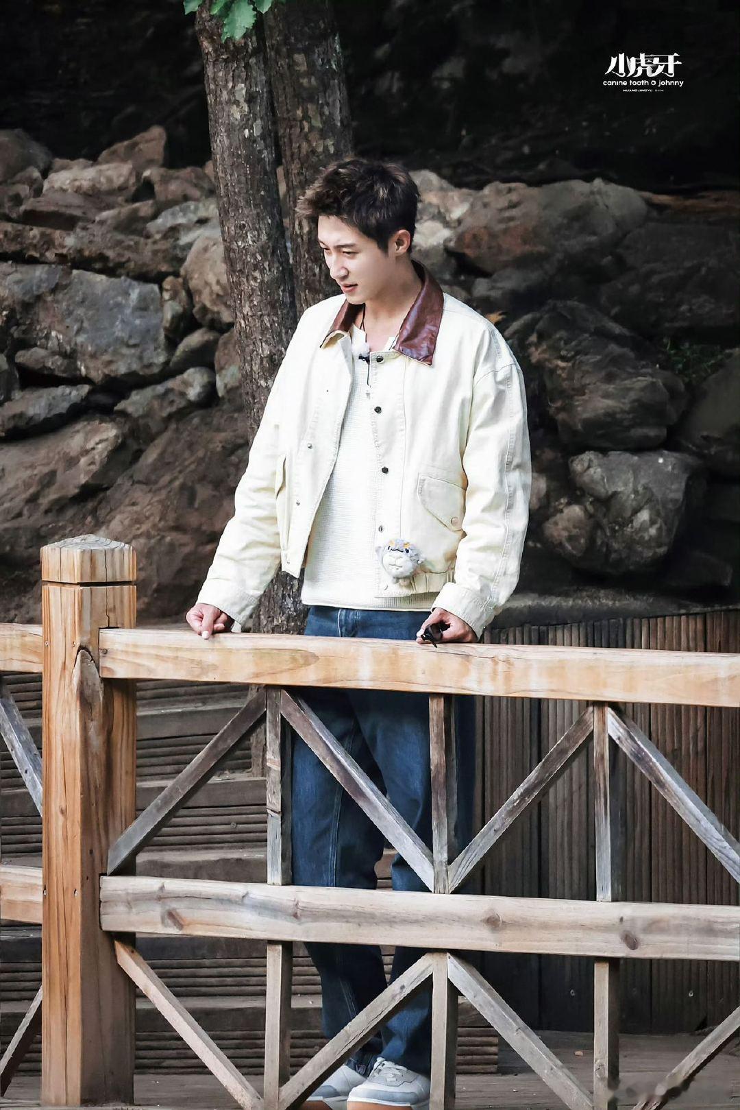 黄景瑜挂件掉了自己不知道九寨沟录制现场，黄景瑜专注拍美景，不经意间刮掉了身上的懵