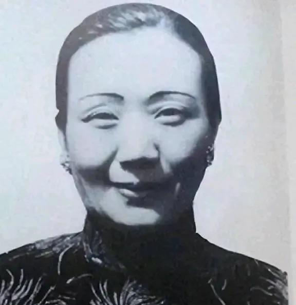 1879年，浙江巡抚谭钟麟喝酒喝多了，看府上丫鬟李氏身材婀娜，一时兴起抱回房，事