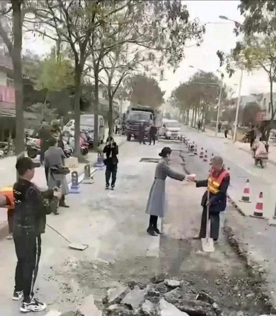 第一张图看得我鼻子发酸，第二张图直接让我反胃了。社会那些事[超话] ​​​