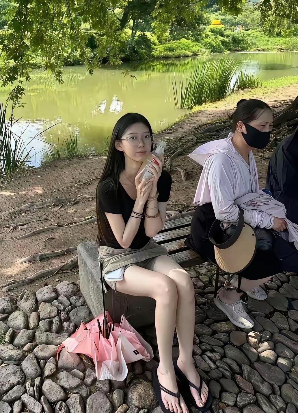 周末出来透透气，到处都能碰到美女啊，虽然正值深秋，但是感觉春天来了！休闲风景线 