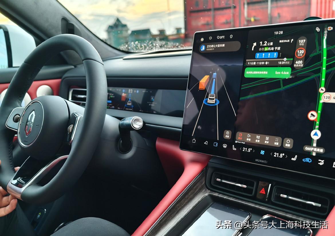 去机场的路上
随手拍了几张问界M6
一路走高速开过来的
这底盘真的可以！
紧致微
