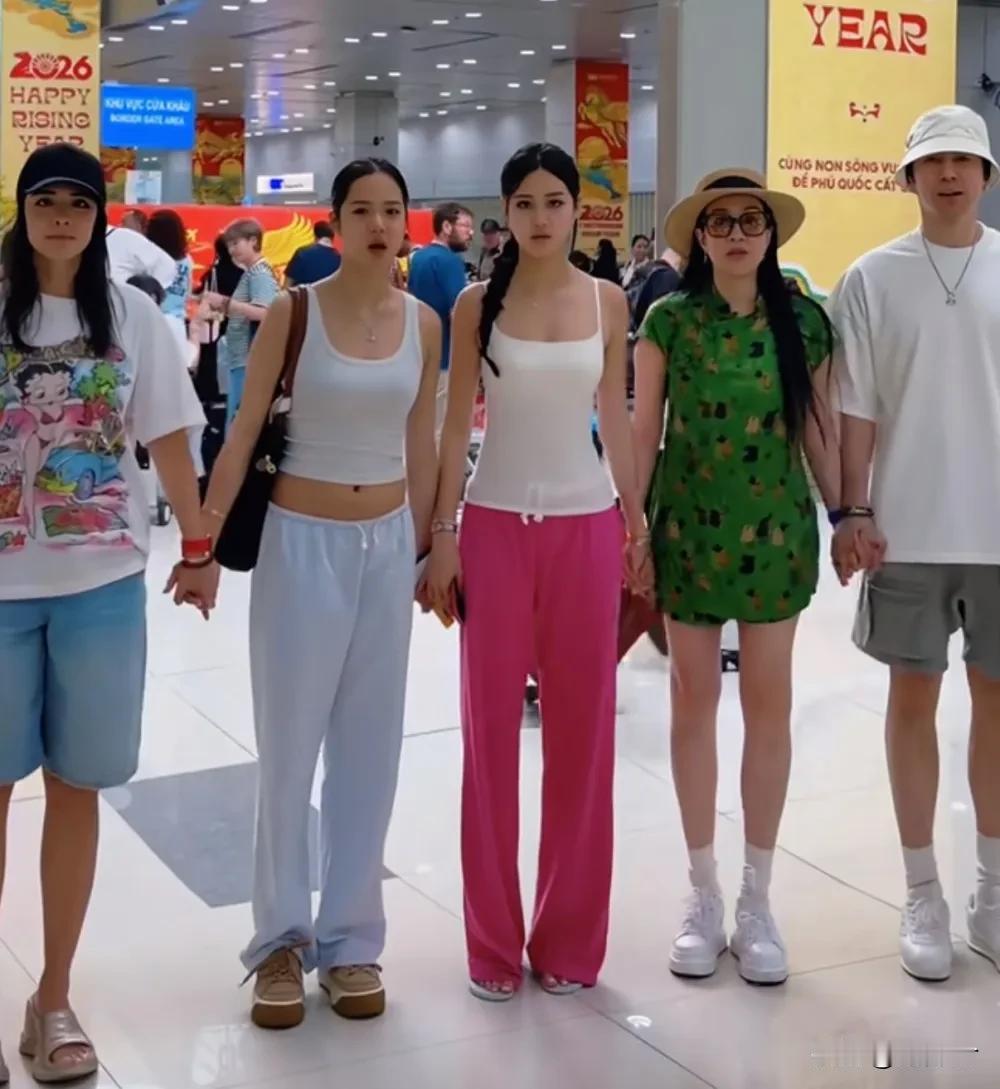 钟丽缇晒换装照！三女儿穿泳衣都是大长腿，张伦硕肌肉结实好健壮钟丽缇女儿身材