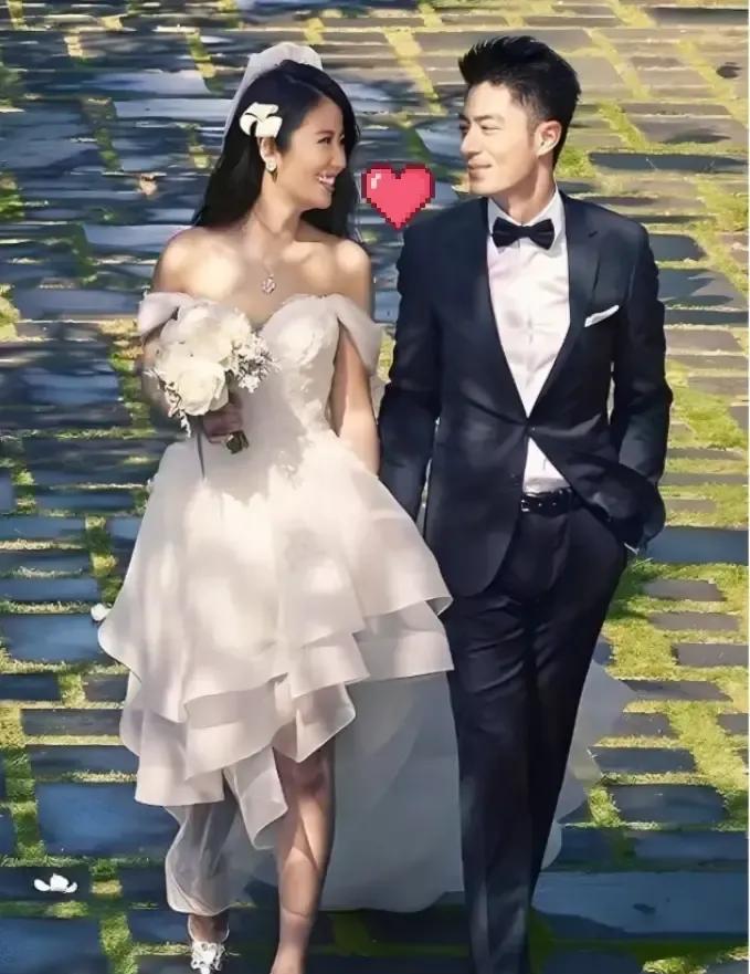 你还信那种大庭广众的甜？
我信一个男人弯腰帮妻子夹发夹的那一瞬间。
那是最不做作