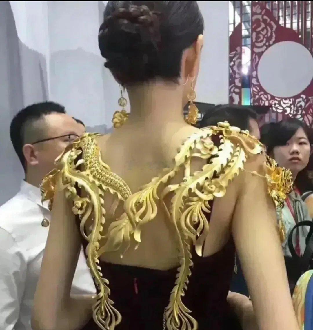 新娘这个首饰也太漂亮了，新郎一看就不是普通人。 ​​​