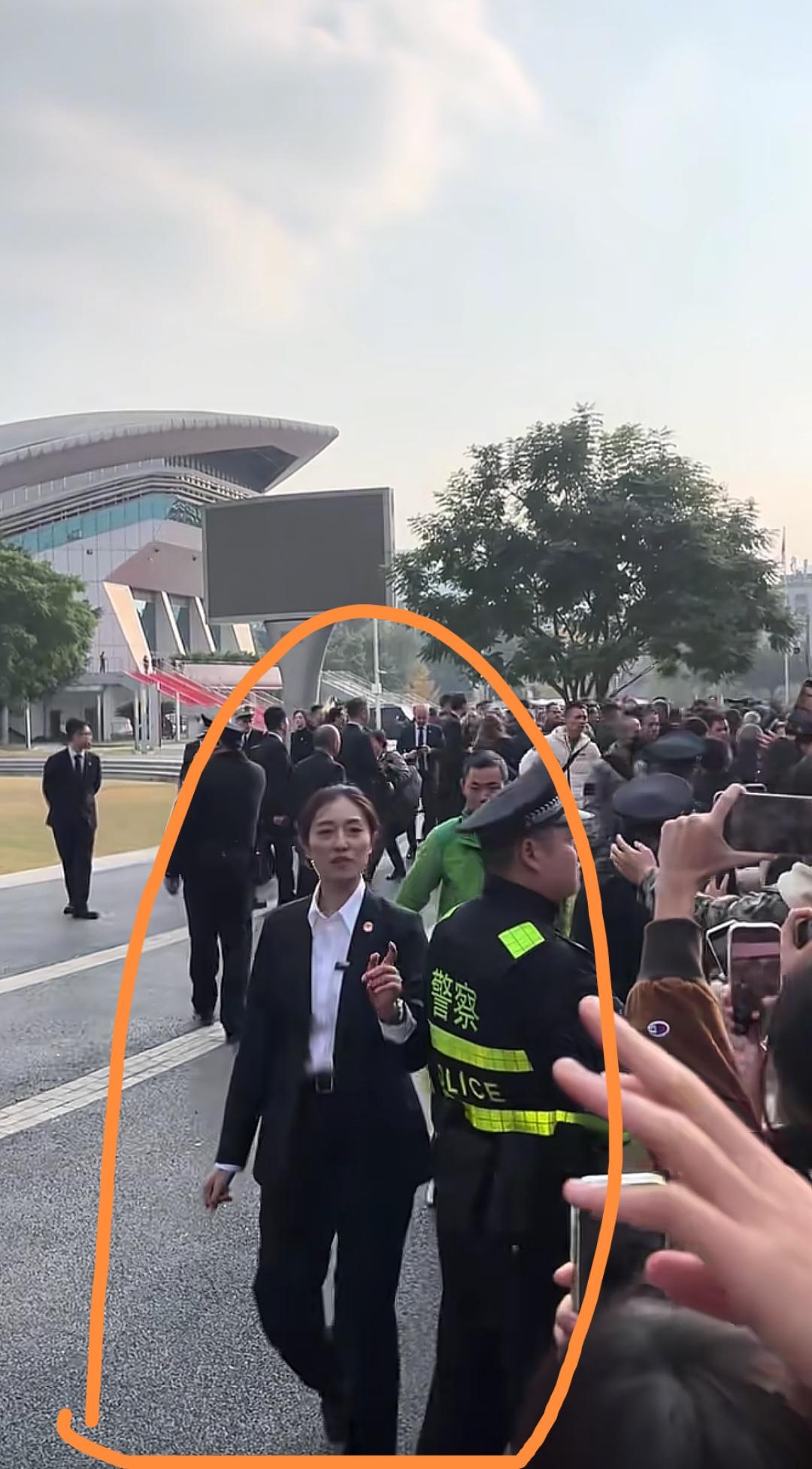 12月5日，马克龙来到大学校园内，校内学生热情欢呼，让安保人员一顿紧张，无论是他