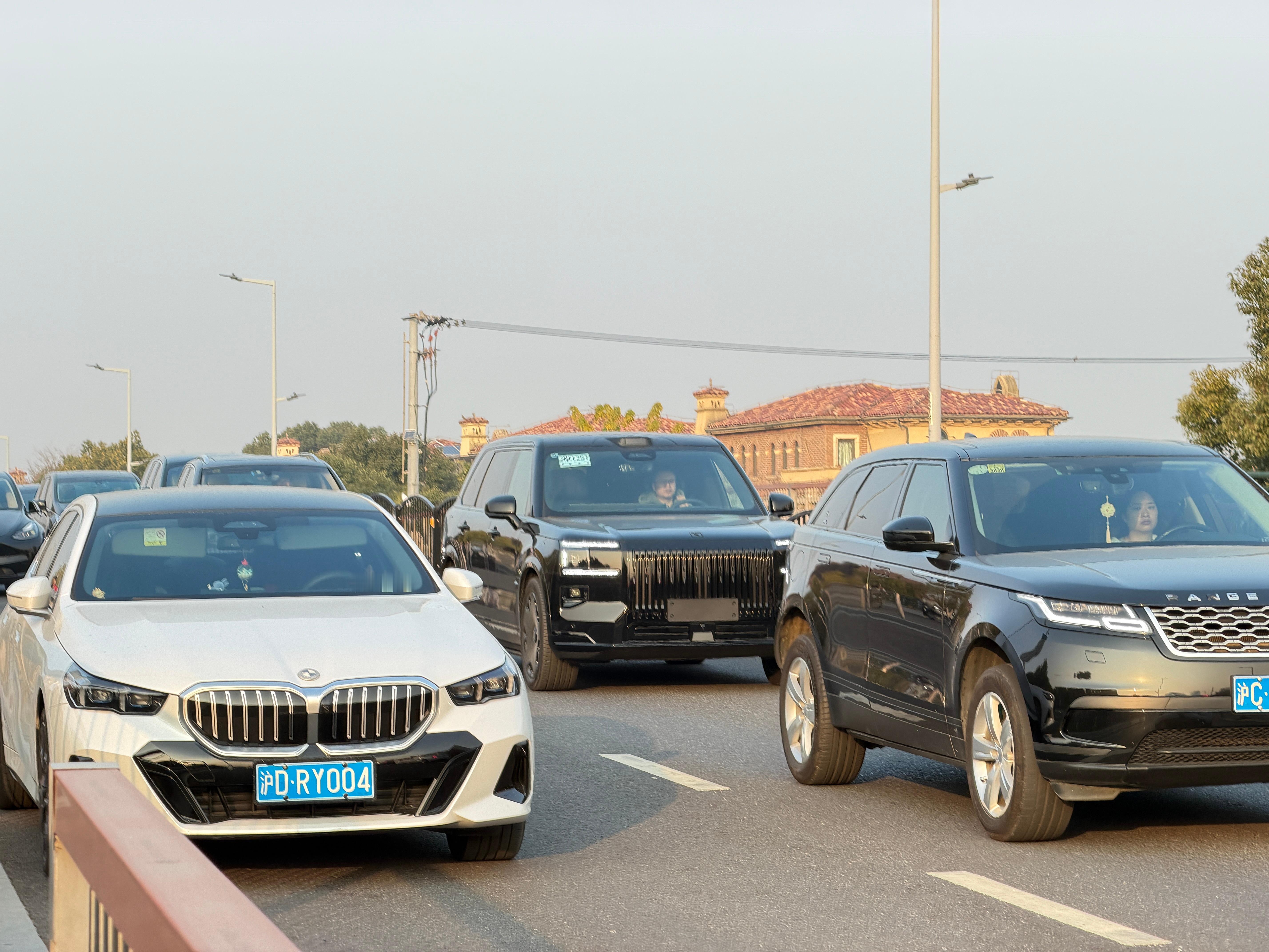 极氪9X 已经出现在了送娃大军里了。Damn，前脸真的帅一脸！ 