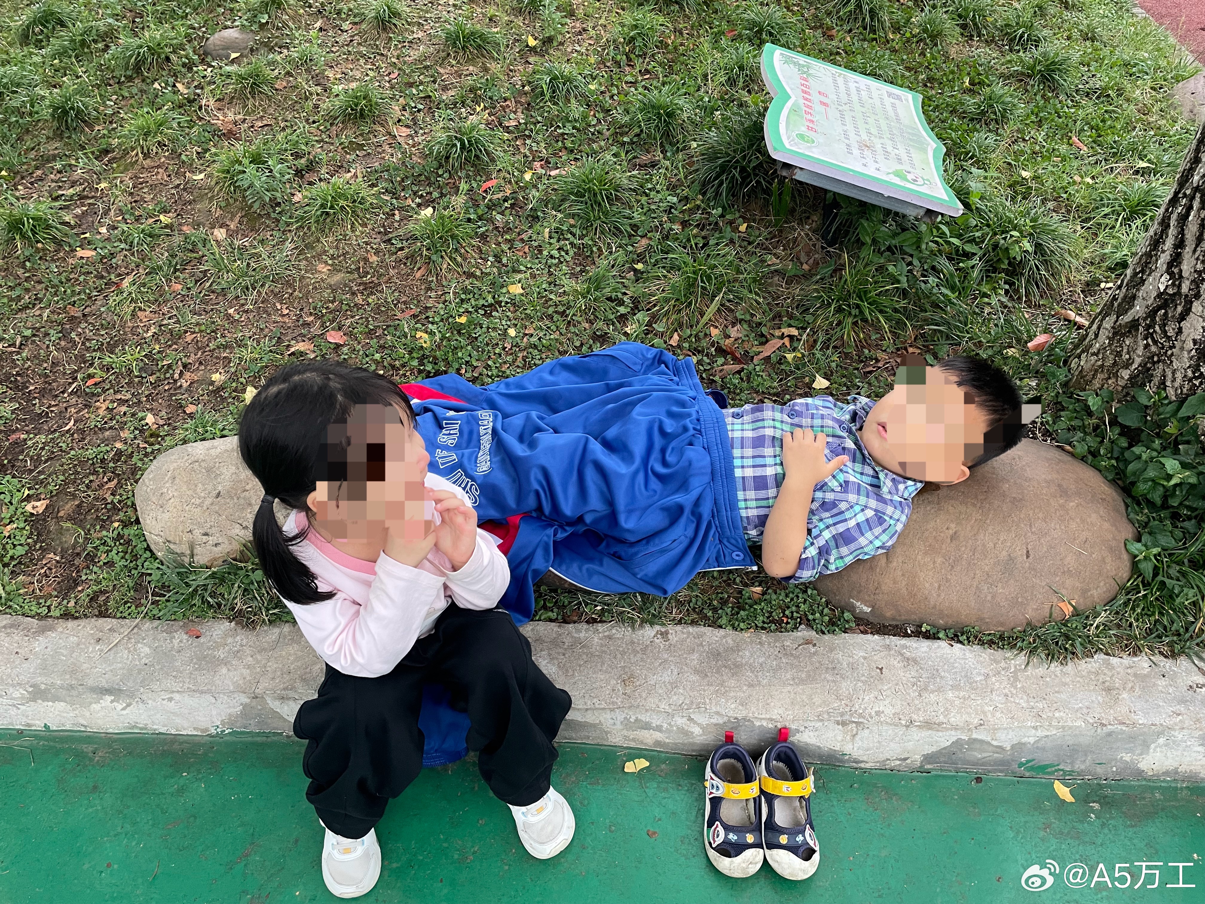 这个小朋友从小我就觉得他有一种难得的松弛感，很小的时候就喜欢躺地上，比如摔倒了索