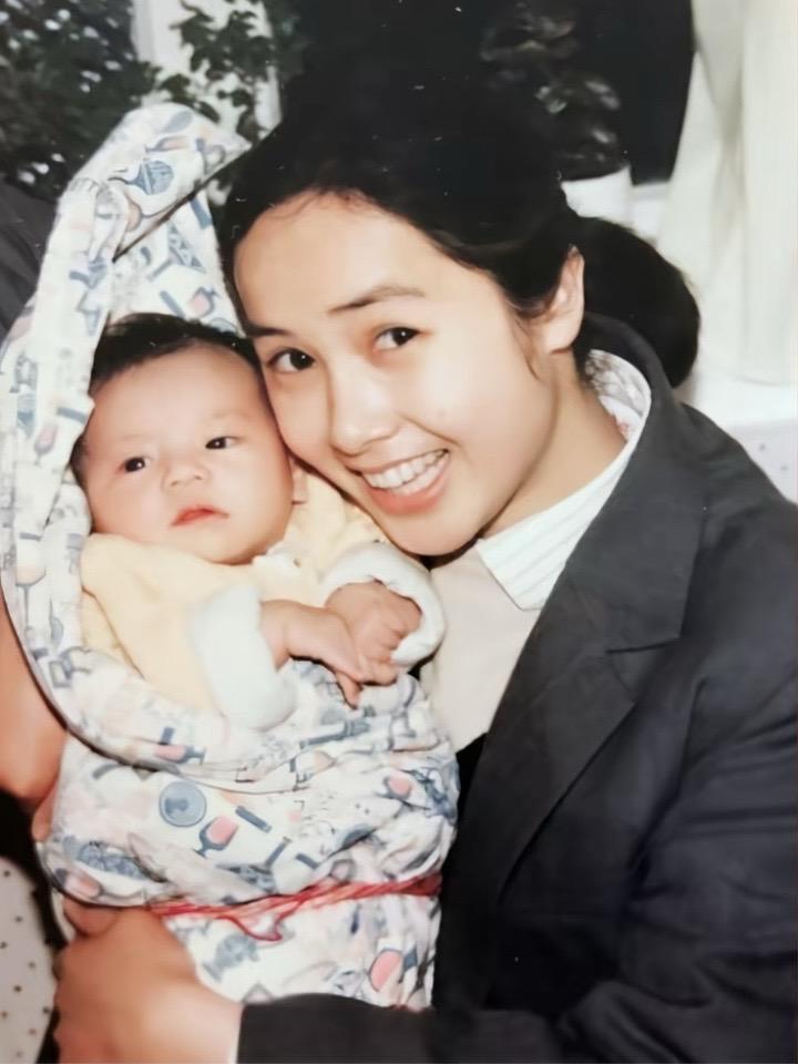 一步一步走过昨天你的孩子气。