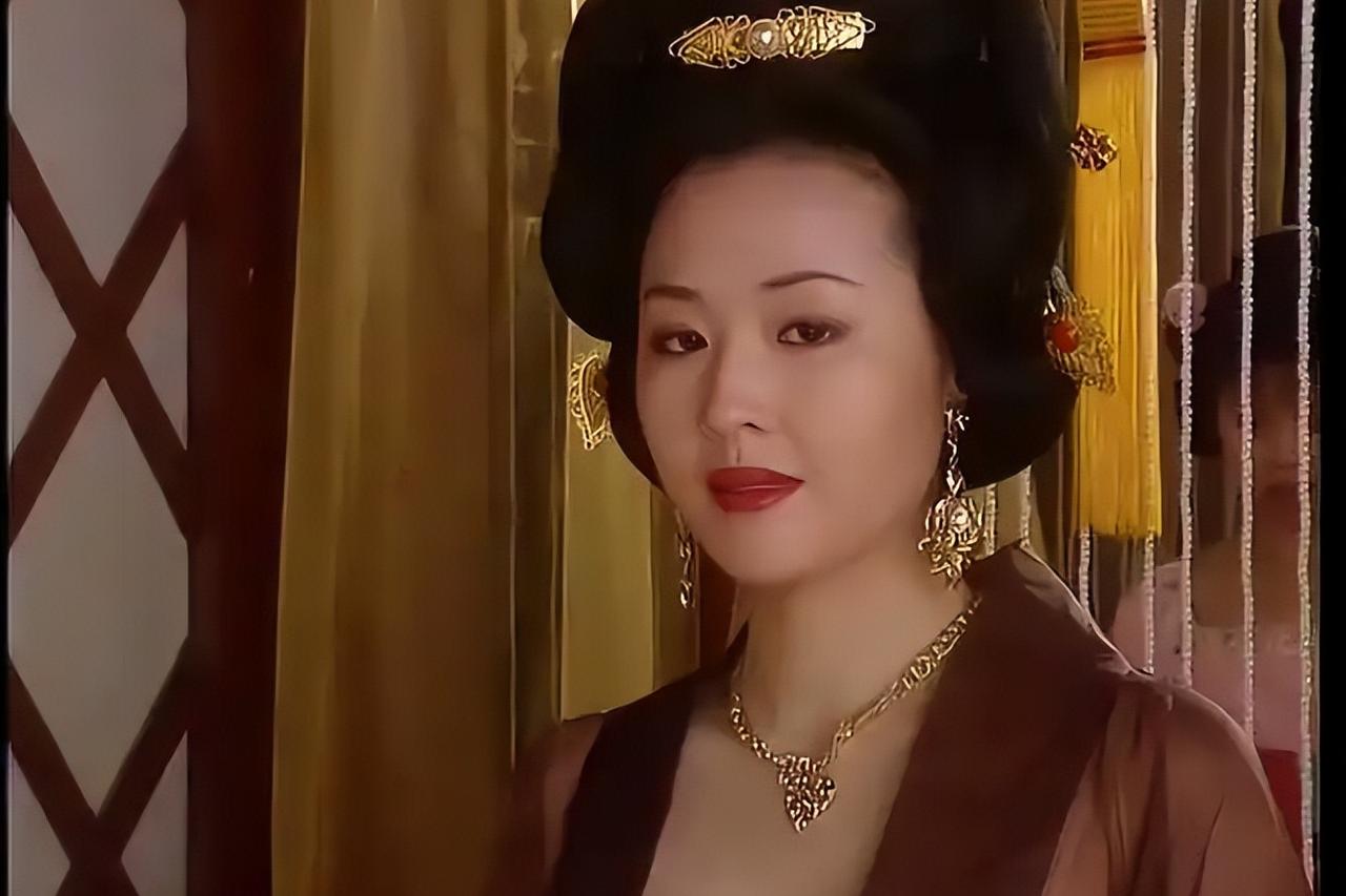 隋朝宣华夫人被逼殉葬，石棺坠入地宫水池将被淹没时，棺底忽被凿透。一只手伸进来，急