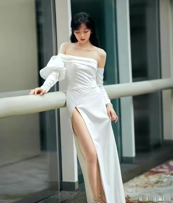 #孙千身材#以前的她总是带给我们甜美可爱的少女感，而现在的她更加知性优雅，可以改