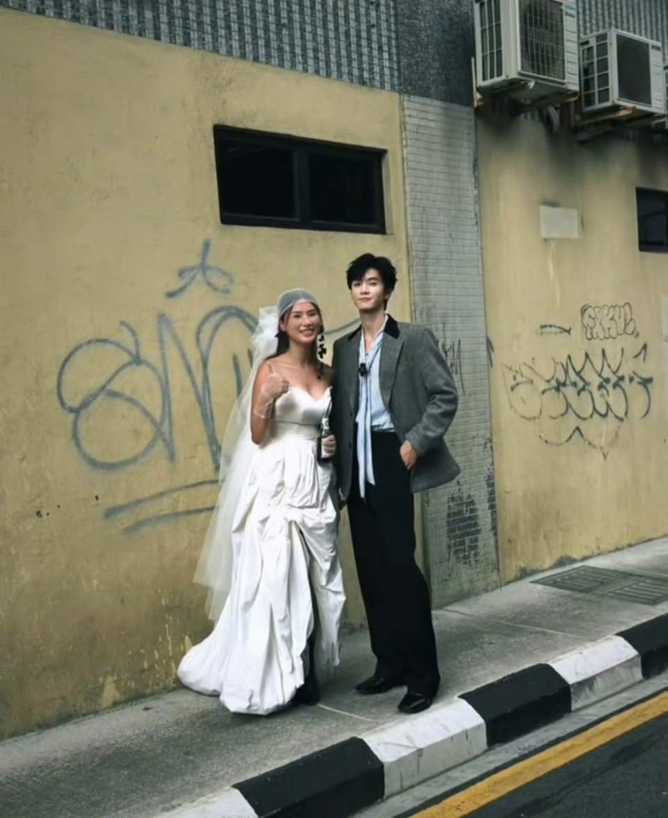 陈哲远拍婚纱女生合影穿婚纱偶遇陈哲远合影  哇撒！！穿婚纱的女生和陈哲远和兴路了