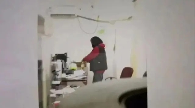 #水杯被同事投不明物女子已报案# 就问你怕不怕？有这样的同事，还敢背着她喝水吗？