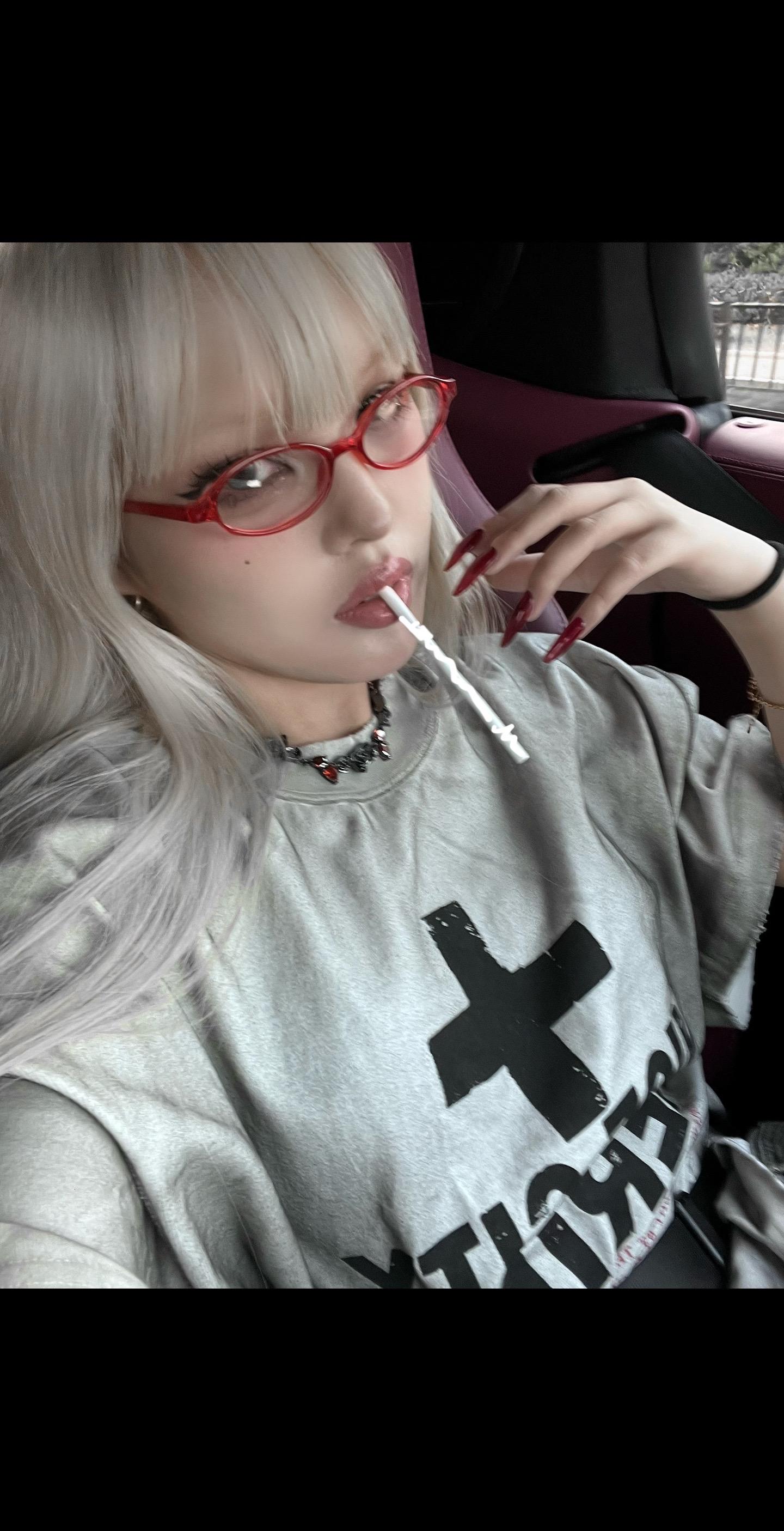 一开始我也没上瘾的，是她们跟我说女人亲两口不会有事的，很容易戒掉的，我才去试了一下。后来发现不行啊，这一旦断了一天不亲就痛苦，就难受。结果害我年纪轻轻就染上了女人瘾，现在想戒也戒不了，一天不亲女人浑身刺挠。平静的生活也被打破了，努力就是为了能够天天亲女人