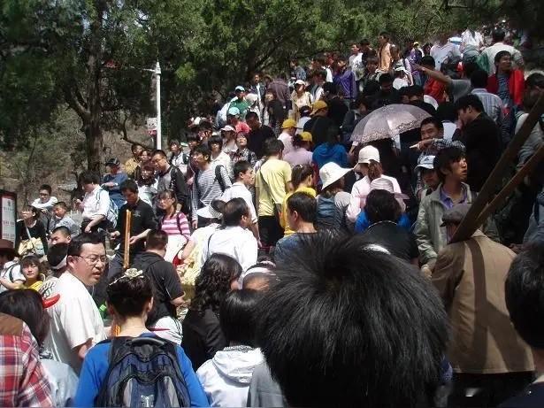 这个五一假期，全国15.2亿人次在路上，相当于每个人都出门走了一趟。朋友圈里一半