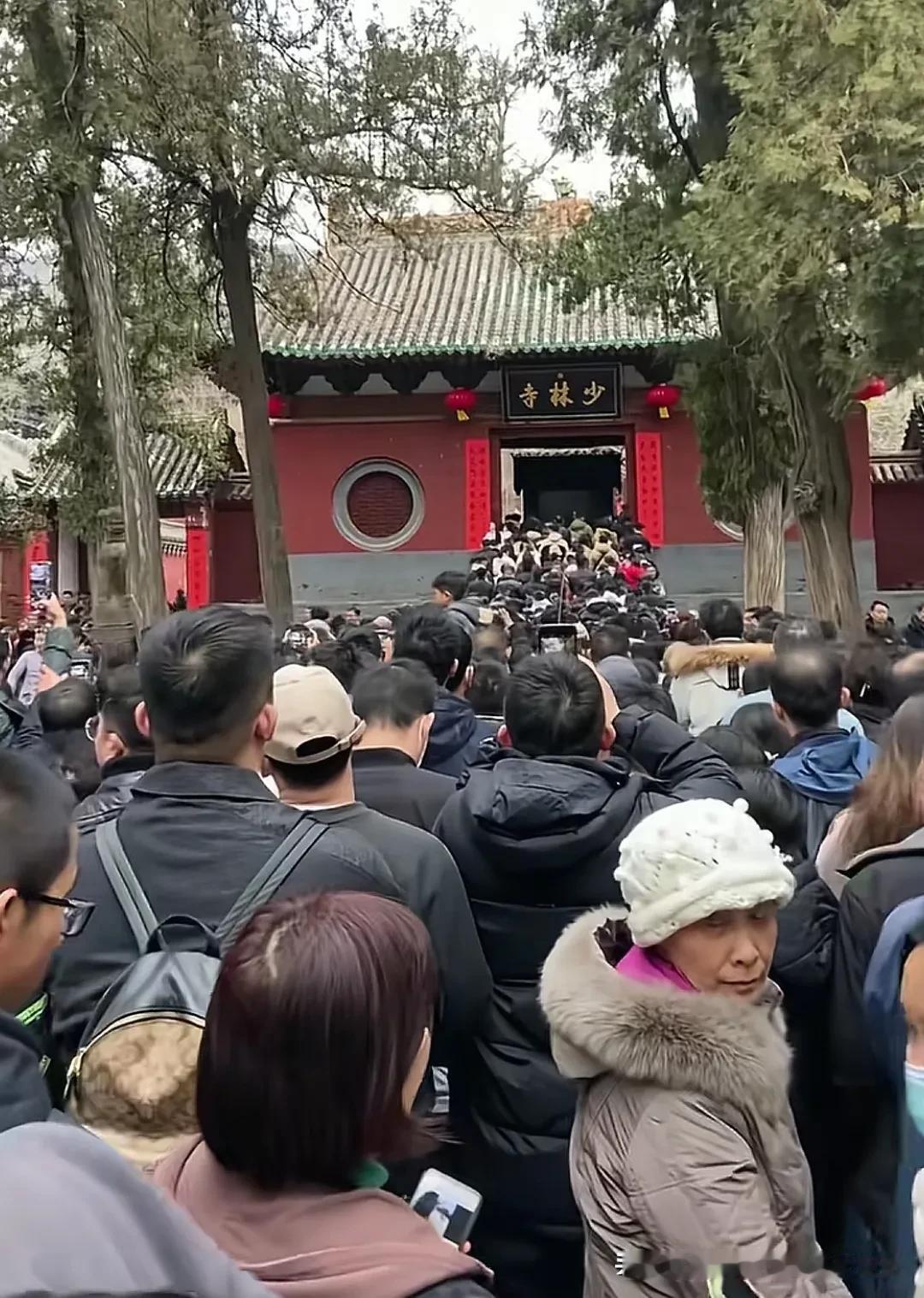 大家发现没有，去寺院许愿的往往都是中老年人，基本看不到年轻人，一般年轻人去了也只