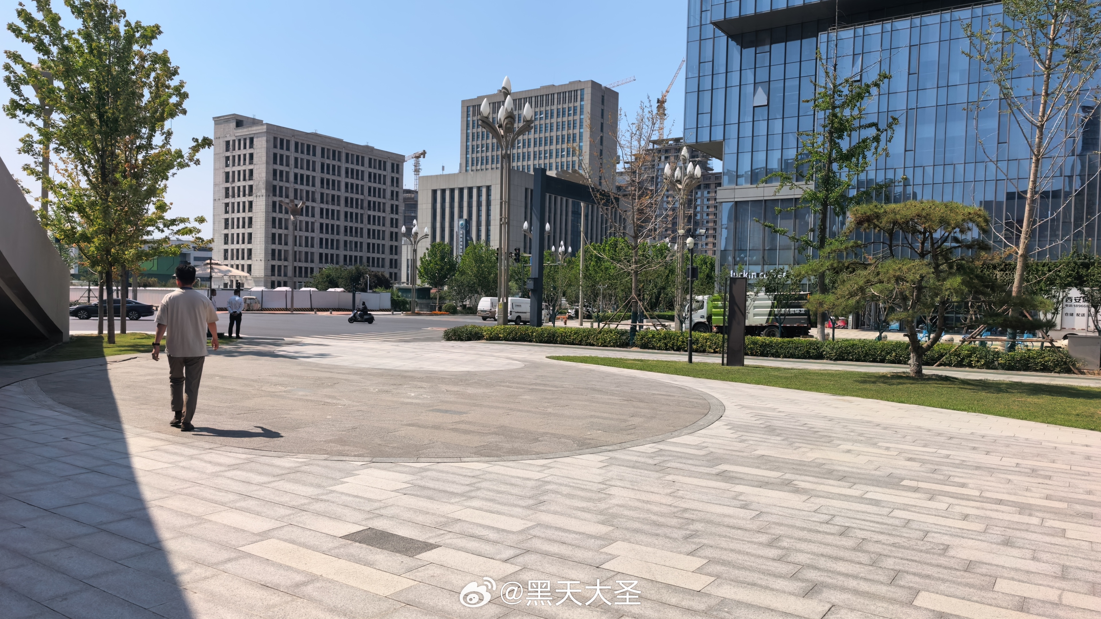 西安 晚上十一点，温度31℃。欢迎来西安度假，顺便渡个劫 西安