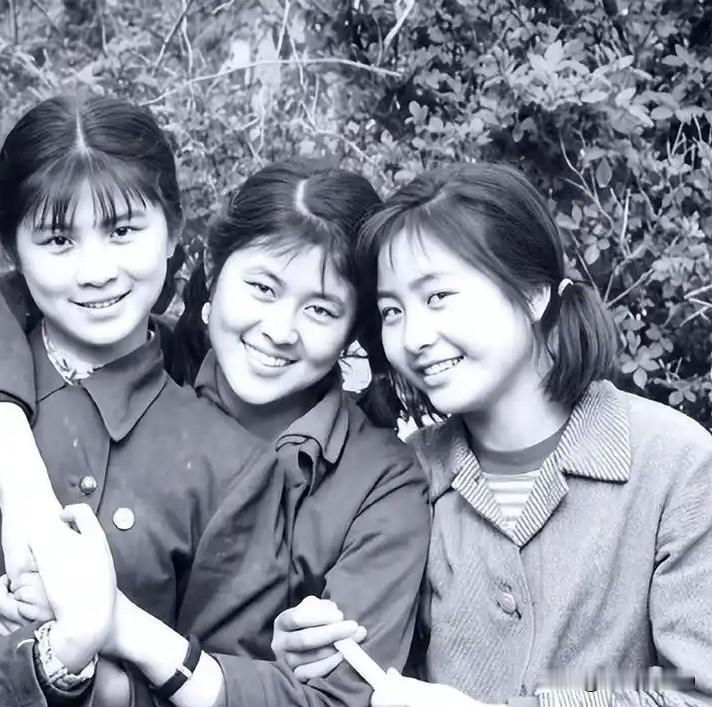 倪萍，迟蓬，徐映红，三人居然是几十年的好闺蜜！第一张是1979年的照片，第二张是