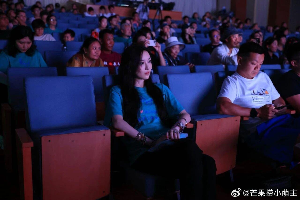 李嫣参加嫣然天使活动李嫣活动近照 李嫣放假回国参加嫣然天使活动，小姑娘真的越来越