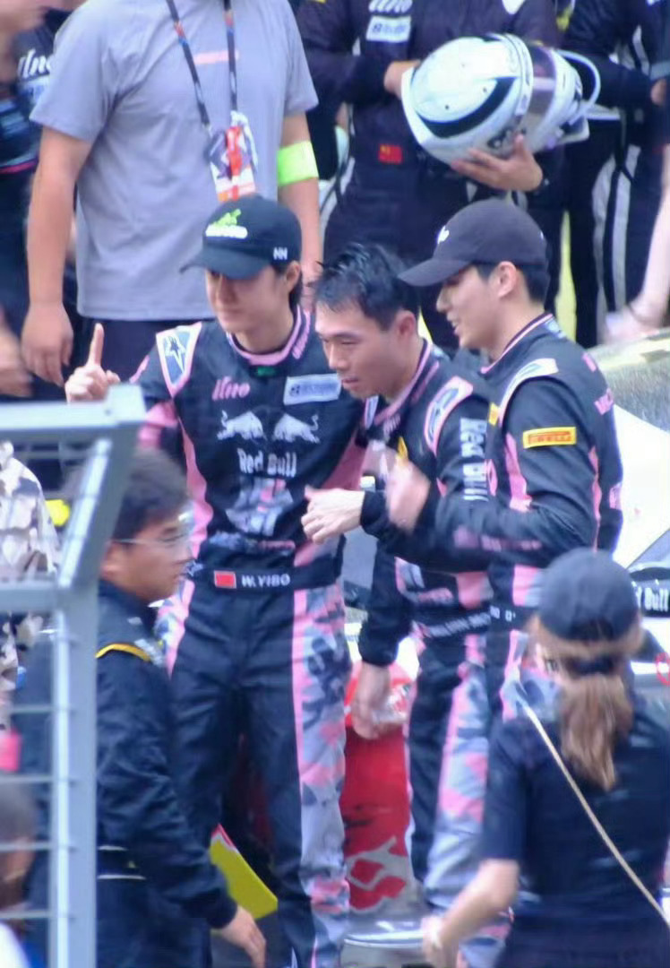 王一博85号车组拿下上海8小时耐力赛GT3SA组冠军，实力太亮眼 ​​​