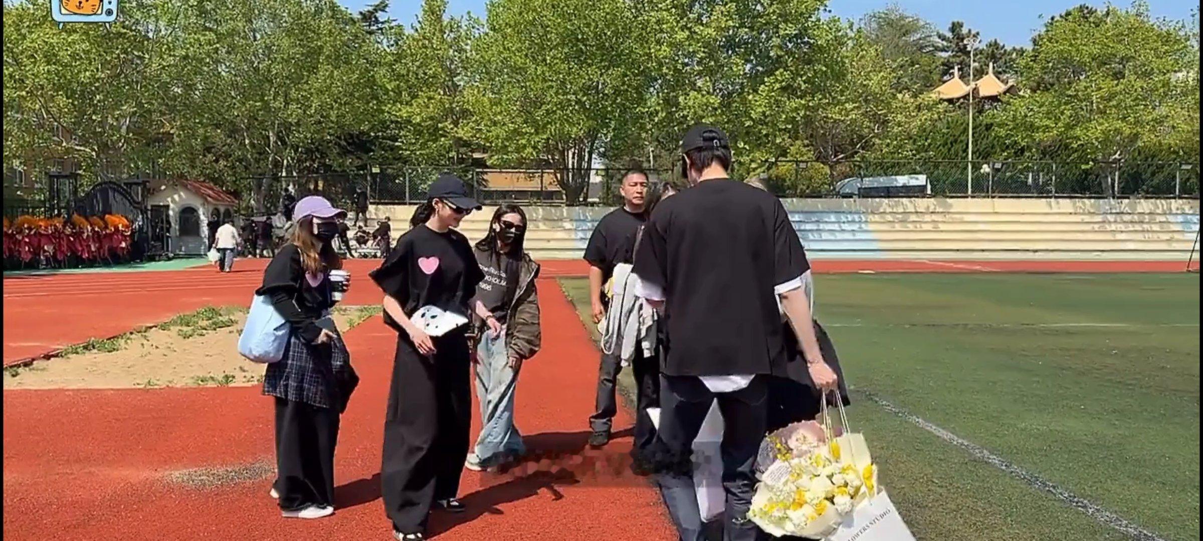 林一就这样边萌萌地喊“晓彤老师”边跑去送花过去发现晓彤也给自己准备了花谁看了不说