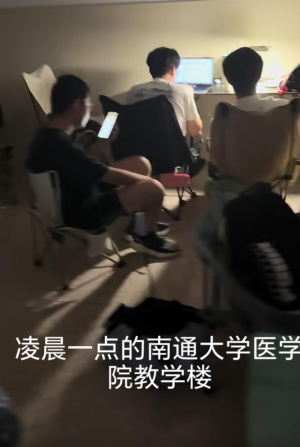 医学生的时候，还是最轻松的时候了，等规培、工作后，是上36小时班后还要背书，还要