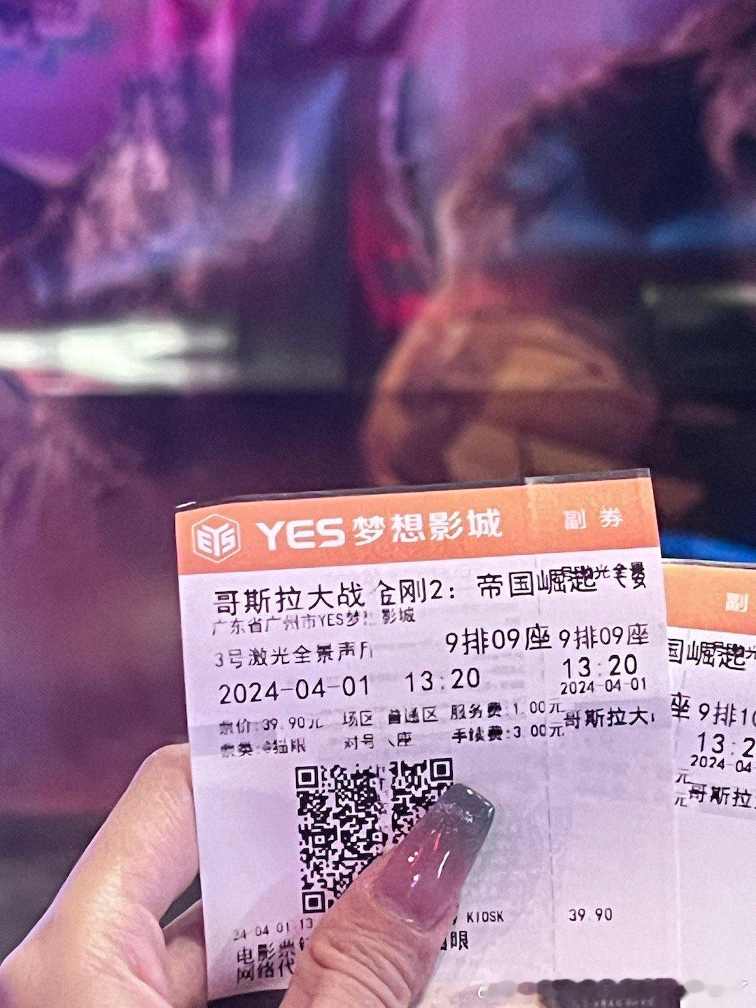 哥斯拉和金刚好可爱 好喜欢这种无脑爆米花大片！哥斯拉可爱死我了 好像小猫 睡罗马