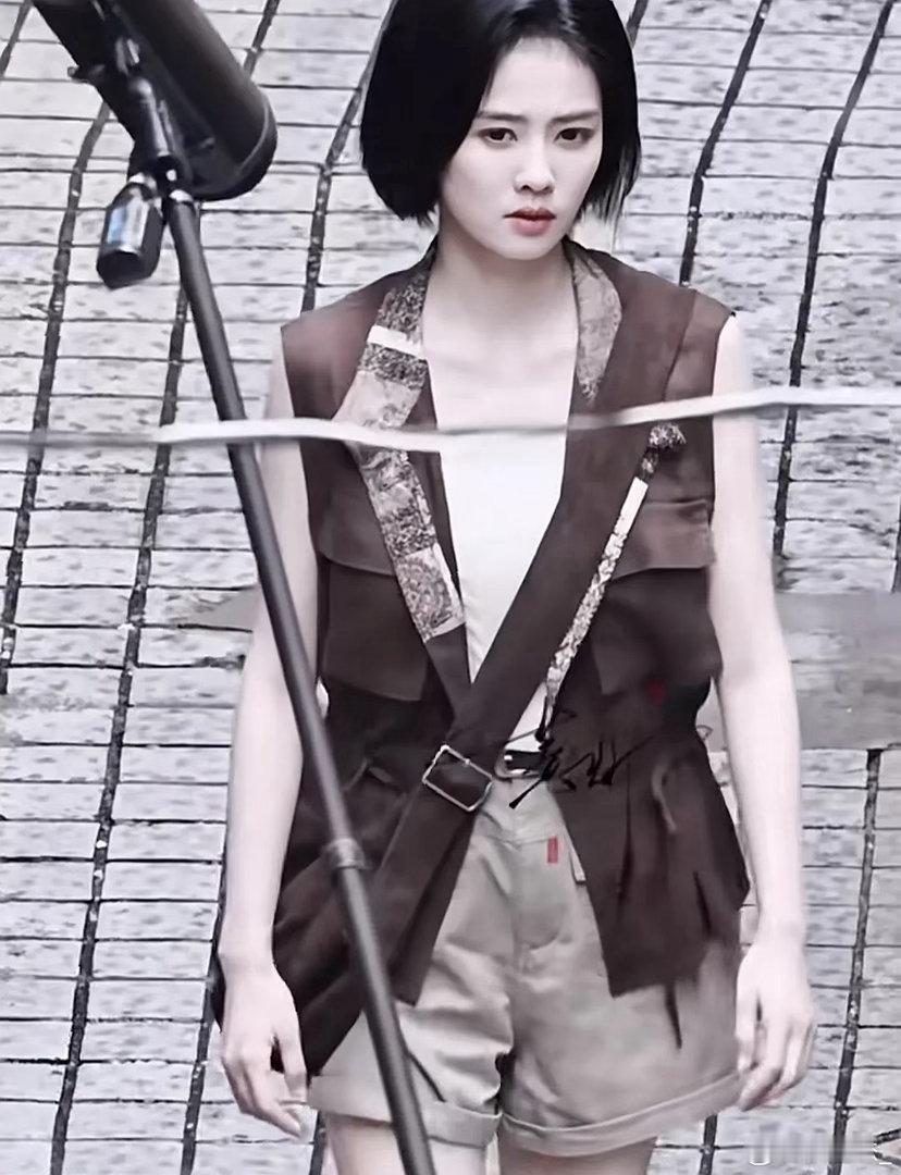 白鹿新剧妆造也太土了 可能是人就土吧 根本撑不起衣服 ​​​