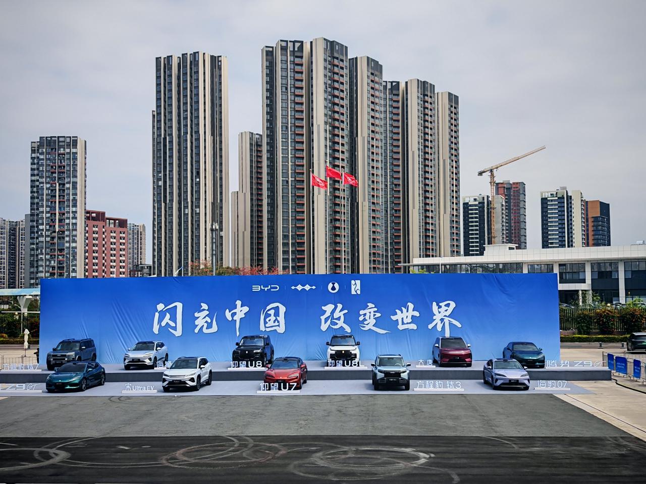 发布会一开，比亚迪这次真的把闪充做到颠覆级了。
一直以来，充电慢、排队久、打乱行