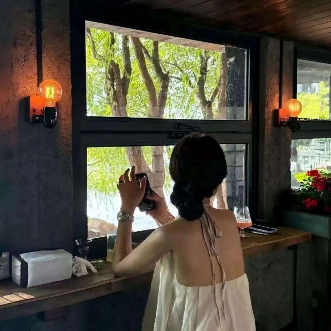 哪有什么心静自然凉，明明是心凉了，整个人自然就静了。 